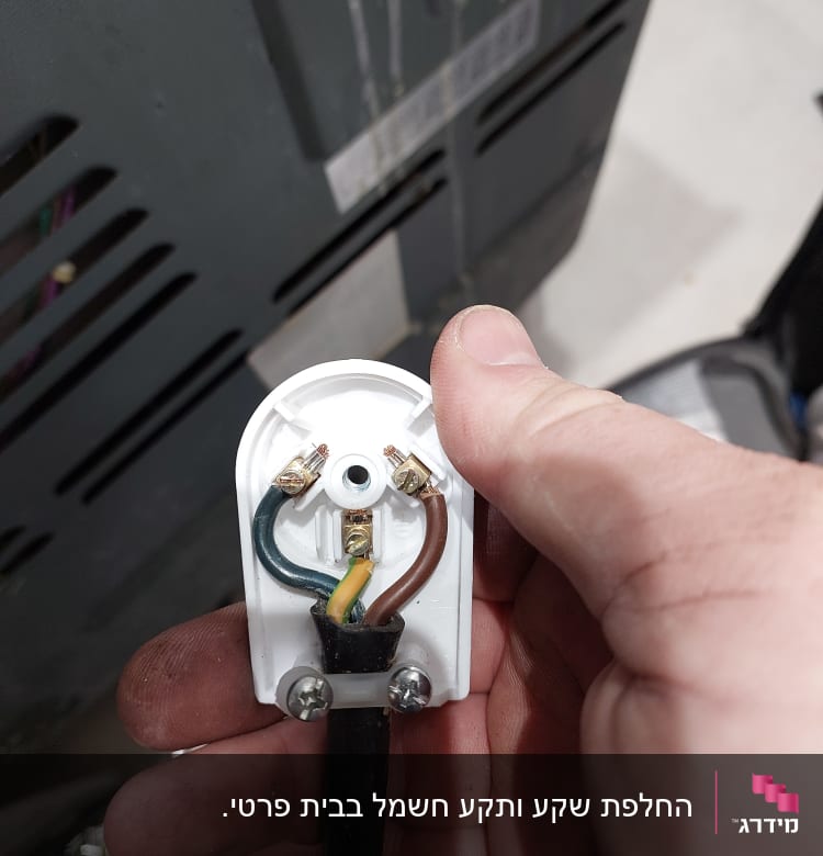 חיבור כבלים לשקע חשמלי עם ברגים